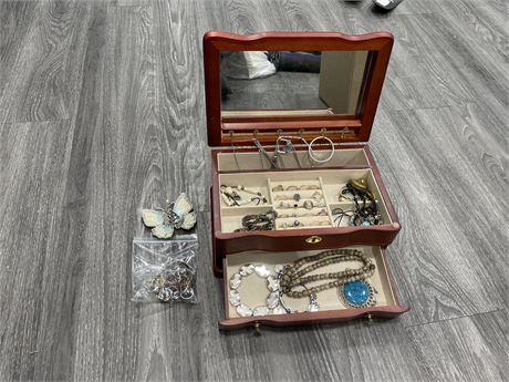 VINTAGE JEWELRY IN JEWELRY BOX & BUTTERFLY RING DISPLAY + RINGS