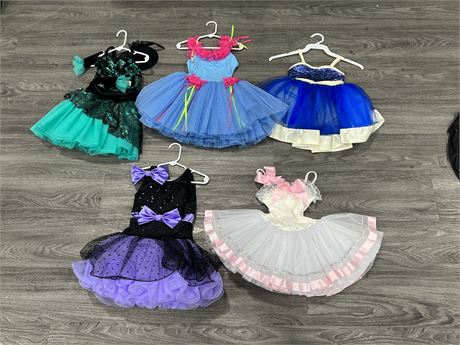 5 GIRLS COSTUMES / DRESSES - AGES 4-7