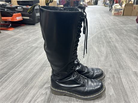DR MARTENS LEATHER BOOTS SIZE 8