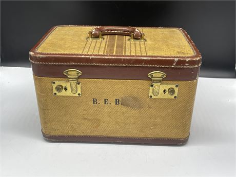 SMALL VINTAGE CARRY CASE W/ ORIGINAL CRUSIE LINE TAG FROM 63’ (14”x9”x9”)