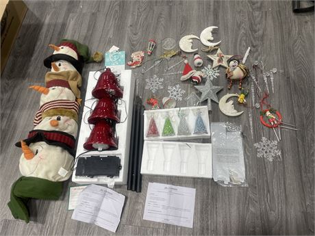 LOT OF CHRISTMAS DECORATIONS (WORKS)