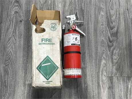 NEW FULLY CHARGED 5LB FIRE EXTINGUISHER W/ OG BOX