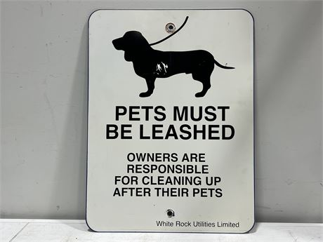 METAL PETS MUST BE LEASHED SIGN (17.5”x23.5”)