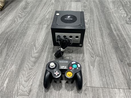 NINTENDO GAMECUBE CONSOLE WITH CONTROLLER
