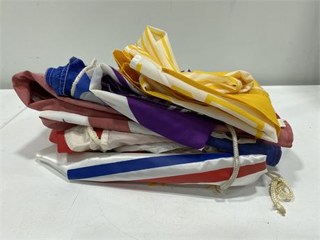 LOT OF VINTAGE FLAGS - SEE PICS