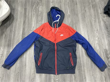 SIZE L NIKE ZIP UP JACKET - SOME STAINING
