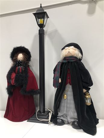 2 CHRISTMAS CAROLLERS (3FT) WITH LAMP (4.5FT)