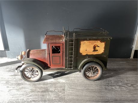 LARGE VINTAGE STYLE WOOD & METAL TRUCK (2FT x 1FT)
