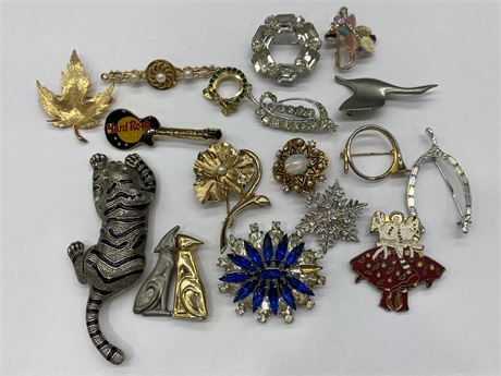 17 VINTAGE BROOCHES