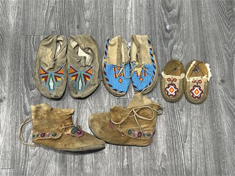 4 PAIRS OF VINTAGE FIRST NATIONS BEAD WORK MOCCASINS / FOOT WEAR - ASSORTED SIZE
