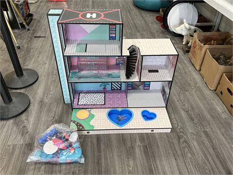LARGE KIDS DOLL HOUSE W/ ACCESSORIES 35”x33”