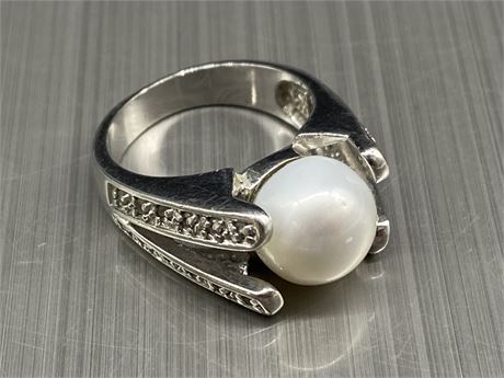 HEAVY 925 STERLING SILVER W/PEARL RING MARKED 925 FAC