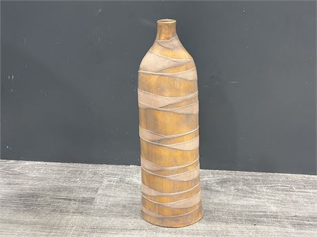 21” TALL AFRICAN STYLE DECORATIVE EARTHENWARE VASE (20”)