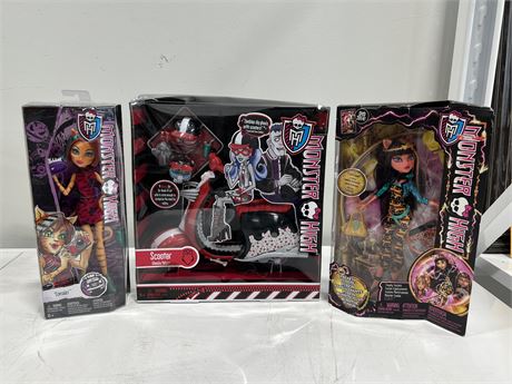 3 MONSTER HIGH FIGURES IN BOX