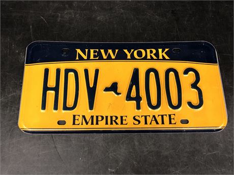 NEW YORK LICENSE PLATE (VERY GOOD CONDITION)