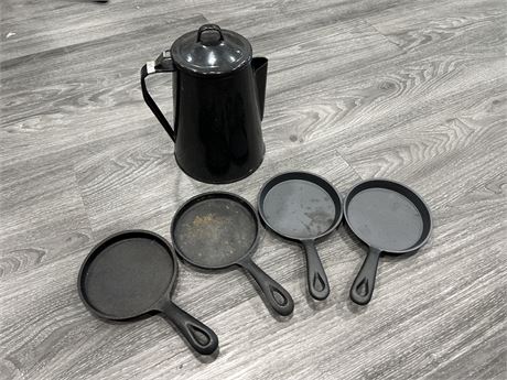 VINTAGE ENAMELLED COFFEE POT & 4 3.5” CAST IRON FRYING PANS