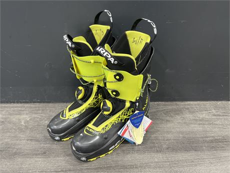NEW SCARPA ALIEN RS SKI BOOTS - BOOT IS 10” LONG