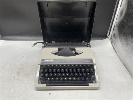 VINTAGE SILVER REED SR 200 MANUAL TYPEWRITER IN CLAMSHELL CASE