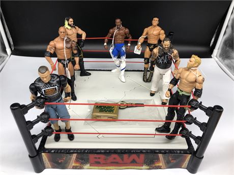 WWE WWF RAW BREAK AWAY ARENA, 7 FIGURES, MONEY BANK SUITCASE & BELT