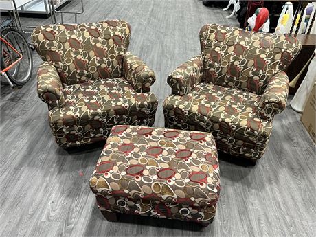 2 VINTAGE CUSHIONED CHAIRS W/OTTOMAN
