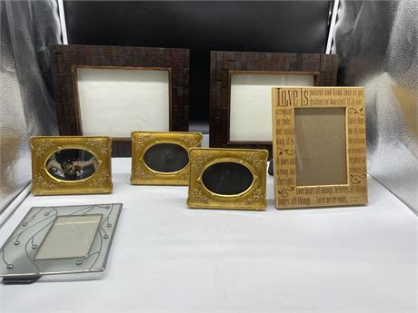 12 PICTURE FRAMES - 8 WOOD, 3 GILT + 1 GLASS LARGEST 14”x12”