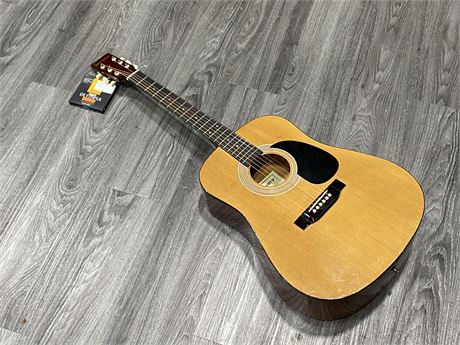 ODYSSEY MGS90 DREADNOUGHT ACOUSTIC GUITAR W/ SET OF NEW STRINGS