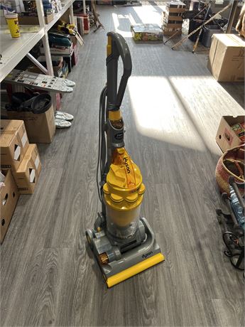 DYSON BAGLESS UPRIGHT VACUUM (VERY CLEAN / WORKS)