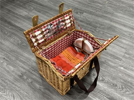 FOUR PERSON PICNIC SET IN BASKET - NEVER USED
