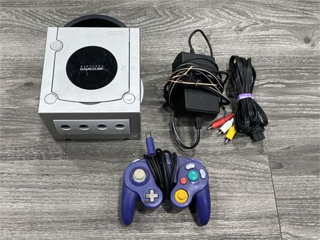 GAMECUBE COMPLETE W/CONTROLLER + CORDS (UNTESTED)
