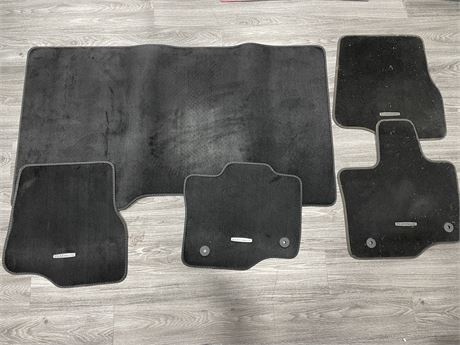 FORD PLATINUM FLOOR MAT KIT NEW / EXTRAS PRE-OWNED