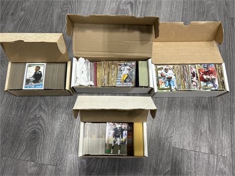 LOT OF VINTAGE FOOTBALL CARDS