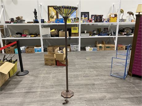 QUOIZEL COLLECTABLES STAINED GLASS FLOOR LAMP (68”)