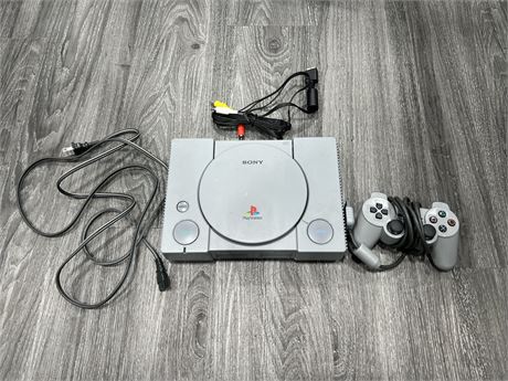 COMPLETE PLAYSTATION 1 W/ CONTROLLER