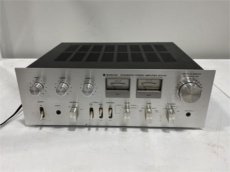 SANYO DCA 611 STEREO AMPLIFIER (Turns on)