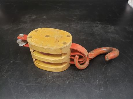 ANTIQUE HANGING BLOCK PULLEY