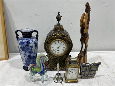 LOT OF VINTAGE ITEMS / DECOR INCLUDING ART GLASS HORSE