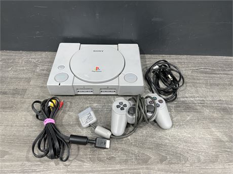 PS1 W/ CONTROLLER & CORDS