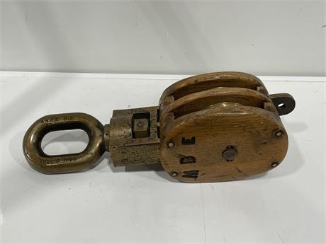 LARGE ANTIQUE BLOCK PULLEY (VERY HEAVY)
