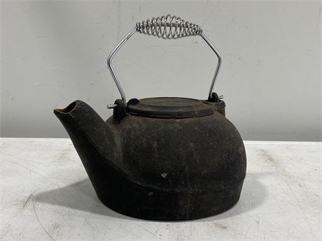 EARLY CAST IRON KETTLE (10”X5.5”)