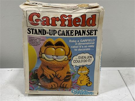 VINTAGE GARFIELD WILTON STAND UP CAKE SET - COMPLETE IN BOX