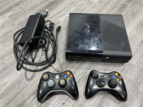 XBOX 360 W/ACCESSORIES- TURNS ON