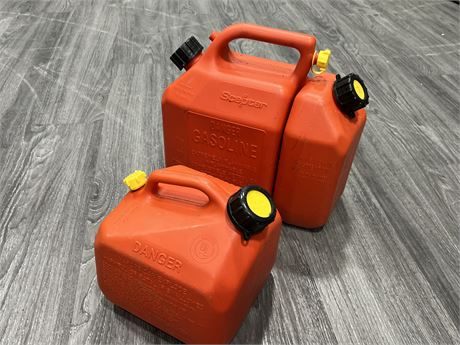 2 GAS JERRY CANS