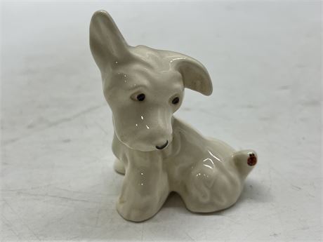 VINTAGE BESWICK WHITE TERRIER W/LADYBUG ON TAIL (4” tall)
