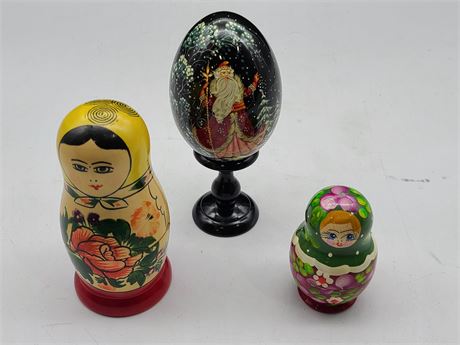 2 RUSSIAN NESTING DOLLS + HAND PAINTED LACQUERED WOOD EGG ON STAND