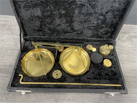 BRASS BALANCE SCALE IN CASE WITH WEIGHTS