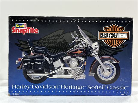 HARLEY DAVIDSON SOFTAIL MOTORCYCLE 1:8 SCALE MODEL KIT - COMPLETE