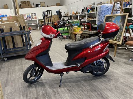 TAO TAO 49CC ELECTRIC MOPED W/ KEYS - POWERS UP, NEEDS BATTERY, SOME SCRATCHES