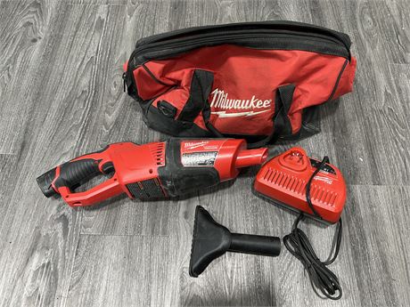 MILWAUKEE VACUUM W/BATTERY, CHARGER & BAG (Works)