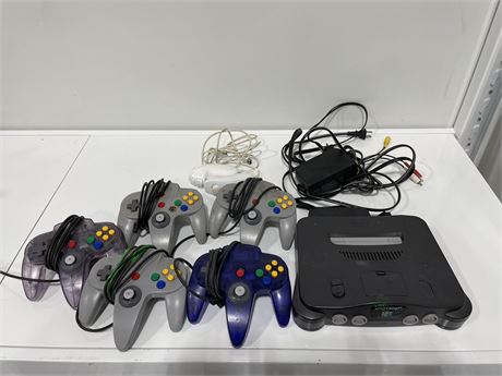 LOT OF N64 CONTROLLERS/SYSTEM (RESET BUTTON JAMMED) / 2 NUNCHUCKS