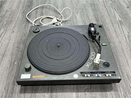 GEMINI XL-100 TURNTABLE W/STYLUS & CABLE - WORKS
